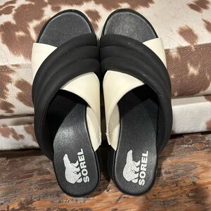 Black and white SOREL platform, slide, wedge.